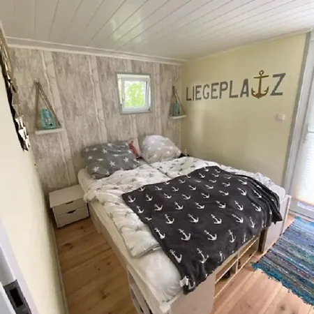 Schwimmendes Ferienhaus Sundowner * Buchholz (Mecklenburg-Vorpommern)